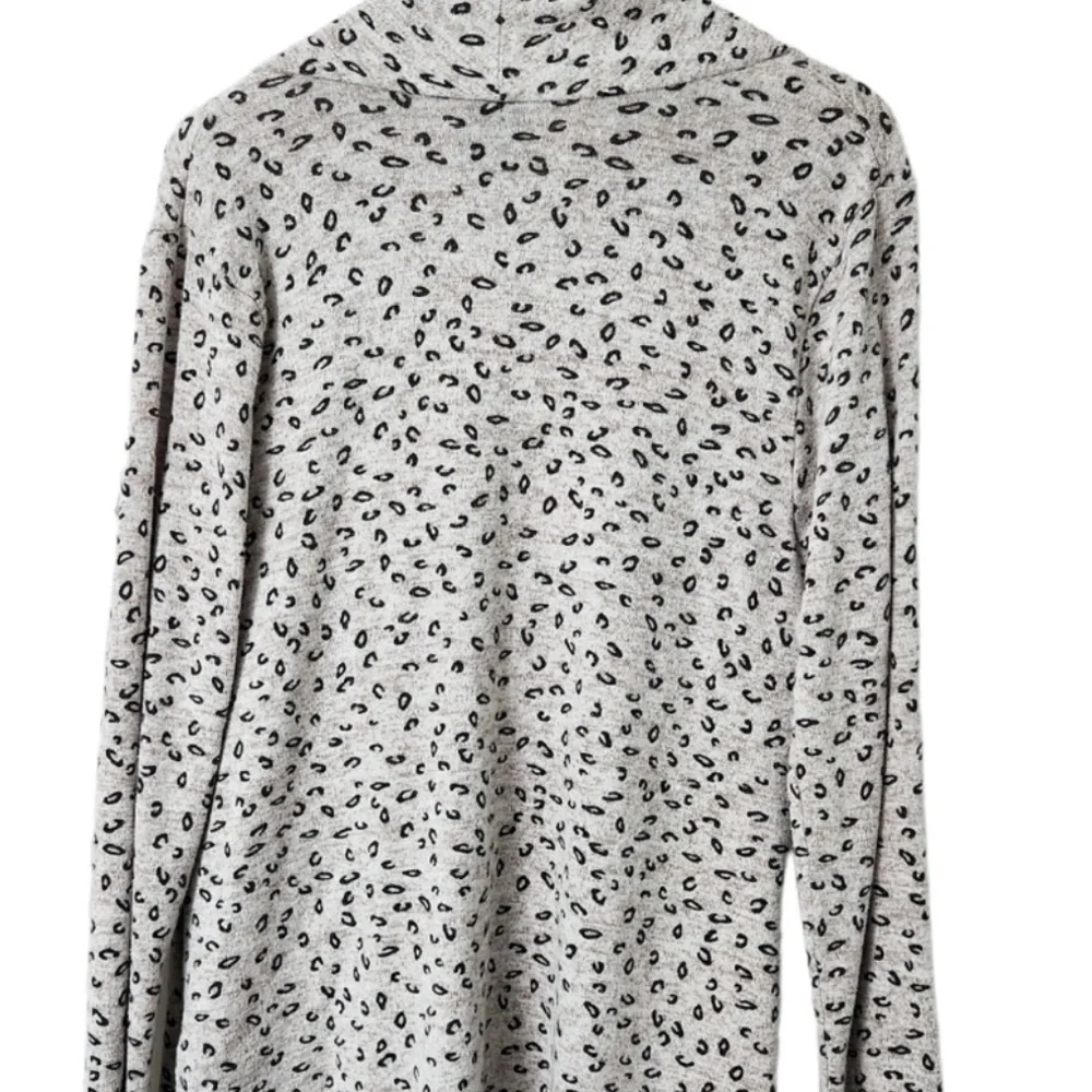 Bobeau Grey Leopard One-Button Fleece Wrap Cardigan - Picture 8 of 12
